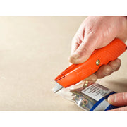 Cumpara acum Cutter metalic cu lama auto-retractabila, 155mm + o lama trapezoidala de la Mesterul Minune