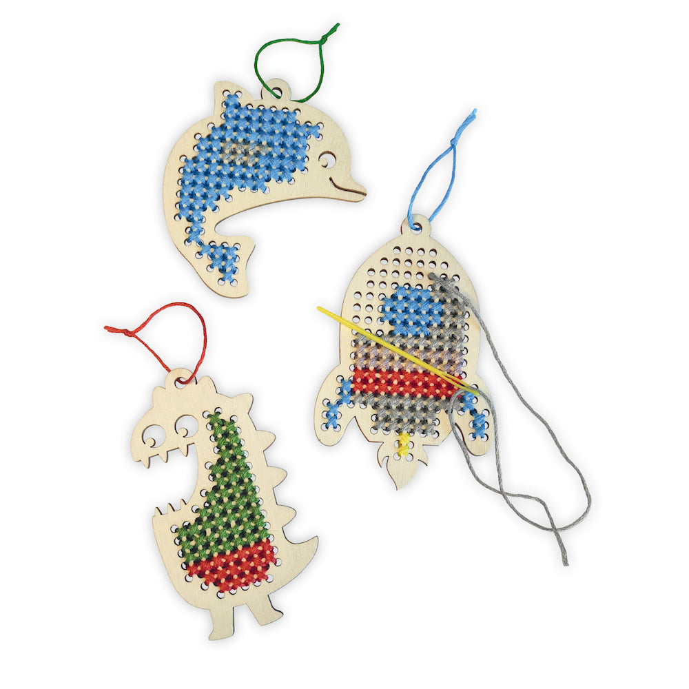 Cumpara acum Set creativ broderie: Racheta, delfin, monstru, Pebaro STICK2 de la Mesterul Minune