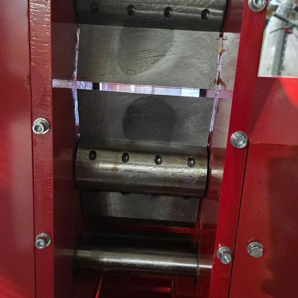 Cumpara Tocator de crengi tractabil, ROTAKT ROTC-G150, Diametru tocare lemn max.120 mm, Motor termic 15 CP, Pornire electrica de la Mesterul Minune