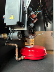 Centrala pe peleti Fornello Eco Energy 35 kW, complet echipata pentru incalzire automatizare, pompa recirculare, vas expansiune, afisaj digital, arzator fonta, curatare mecania drumuri fum, buncar peleti integrat 75 kg