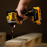 Masina compacta de insurubat cu impact Dewalt DCF850P2T, 2 acumulatori XR 18 V / 5.0 Ah, incarcator, 205 Nm, valiza TSTAK