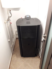Pachet Centrala pe peleti Fornello Royal B 25 kw, complet echipata pentru incalzire, pompa circulatie, vas expansiune, automatizare, kit evacuare 3.5 ml, Boiler Termoelectric Fornello 100 l, Termostat Salus 091FLRFV2, Aspirator, Radiatoare si kit mo