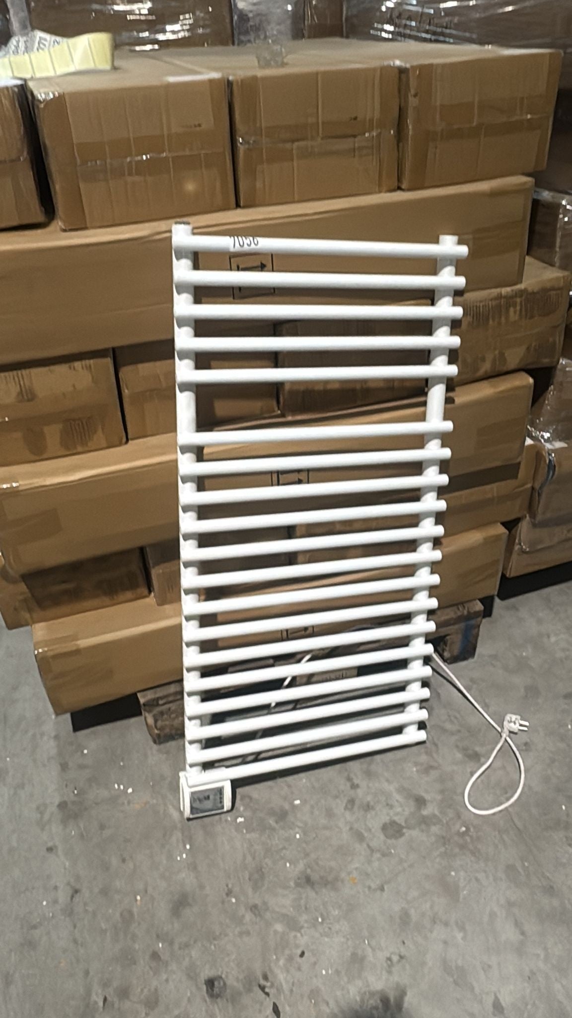 PRODUS RESIGILAT CU DEFECTE ESTETICE DAR IN PERFECTA STARE DE FUNCTIONARE cod 7056 !!! Radiator (calorifer) baie portprosop electric iVigo EHR 5019, 450 W, 500x1000 mm, culoare alb