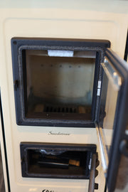 Semineu cu plita din fonta Fiama SD HIT, pe lemne,brichete si carbune, putere 6 kW, culoare crem