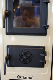 Semineu cu plita din fonta Fiama SD HIT, pe lemne,brichete si carbune, putere 6 kW, culoare crem