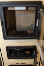 Semineu cu plita din fonta Fiama SD HIT, pe lemne,brichete si carbune, putere 6 kW, culoare crem