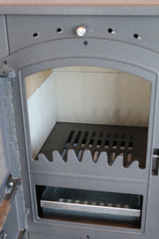 Semineu (Soba) pe lemne Fornello Modena Red 7-9 kW, 480x460x930 mm, gratar ardere din fonta, camera de ardere samotata, usa fonta cu geam din sticla termorezistenta si plita din fonta